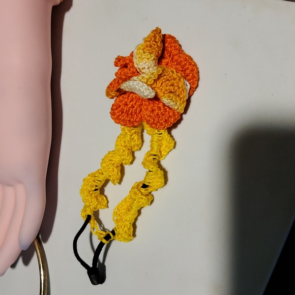 Flower Wristband - Picture 3 of 5